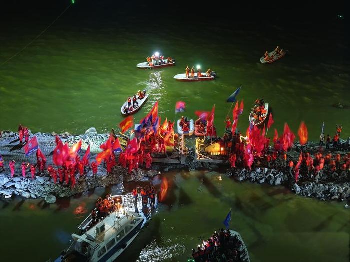 这是7月8日晚拍摄的团洲垸洞庭湖大堤决口封堵现场（无人机照片）。新华社记者 陈思汗 摄