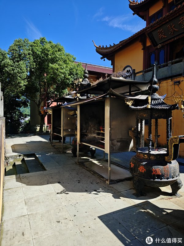 隐竹海山涧避暑,访幽僻古寺静心