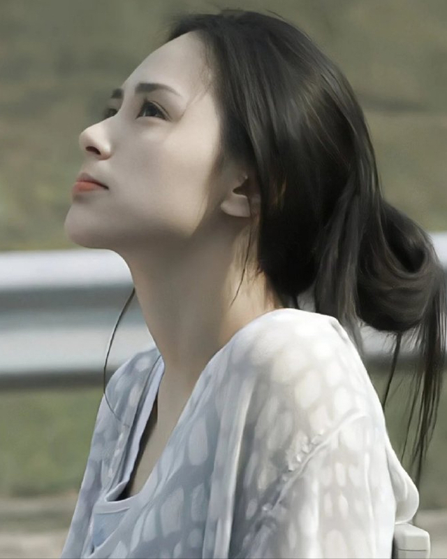 43岁阿娇腰臀比逆天,抹胸装美回当年模样!完全没有中年大妈感