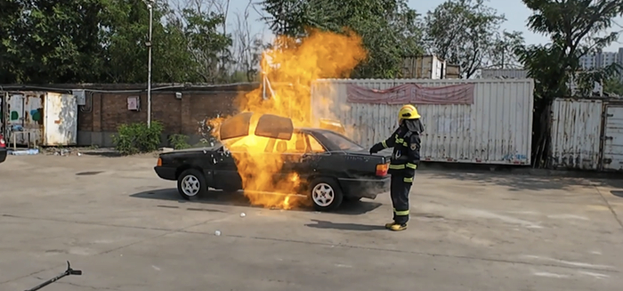 ▲6月28日，喷洒了降温喷雾的报废汽车，遇明火发生轰燃。  新京报记者 彭镜陶 摄