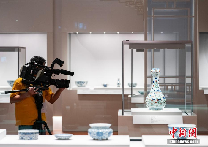 图为媒体记者在展厅内拍摄展品.中新网记者 侯宇 摄