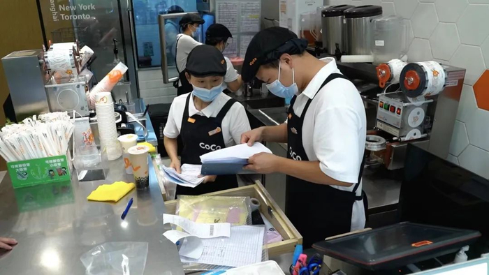 知名奶茶店员工被曝切西瓜时吃掉瓜心?涉事门店回应