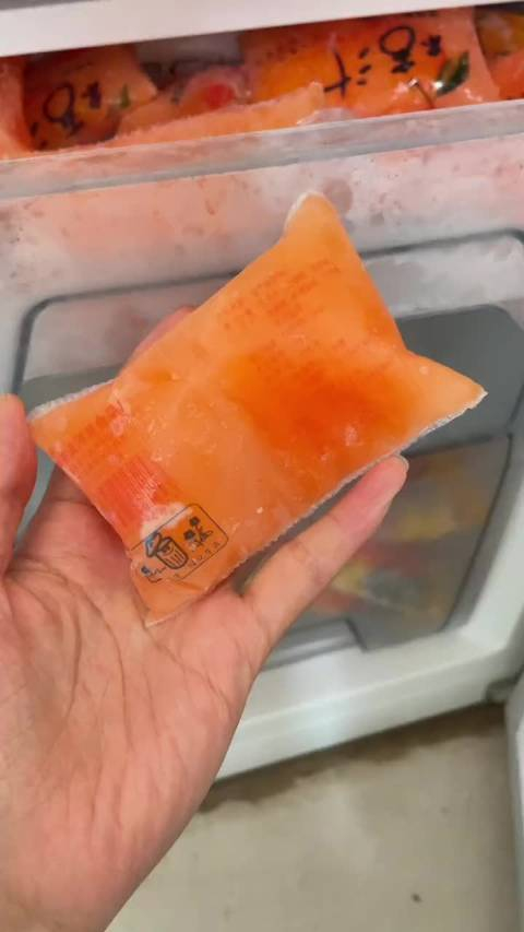 夏天就应该吃冰啊~冰袋真是童年的欢乐啊,一毛钱就能拥有快乐