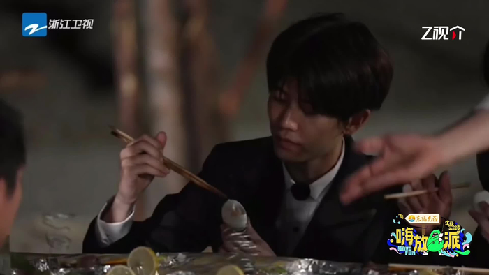 嗨放派任嘉伦噗哈哈哈被这段笑到了扒了五分钟的蛋结果最后蛋直接掉了