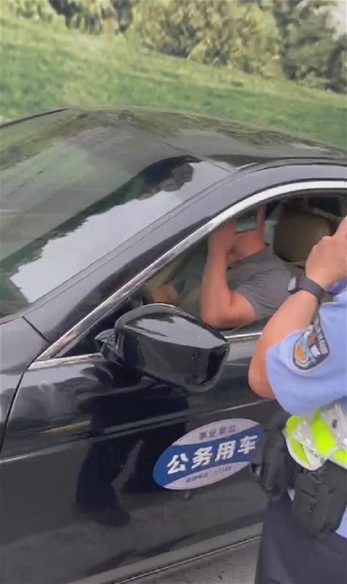7月8日，重庆教育管理学校一公务用车发生擦挂，其司机被指“爆粗口”。来源：视频截图