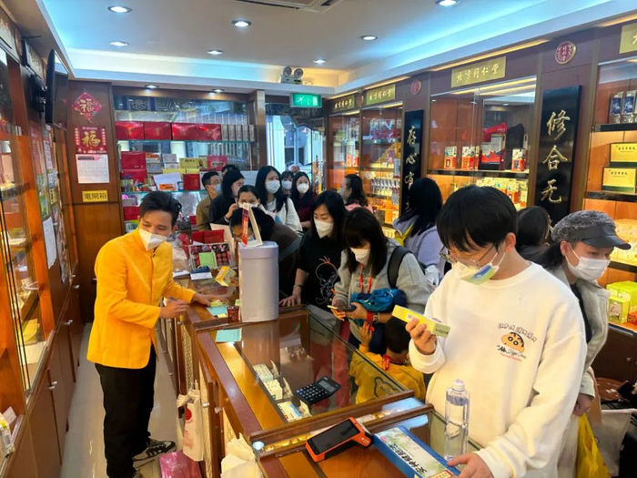 顾客在澳门的药店内争相选购中成药