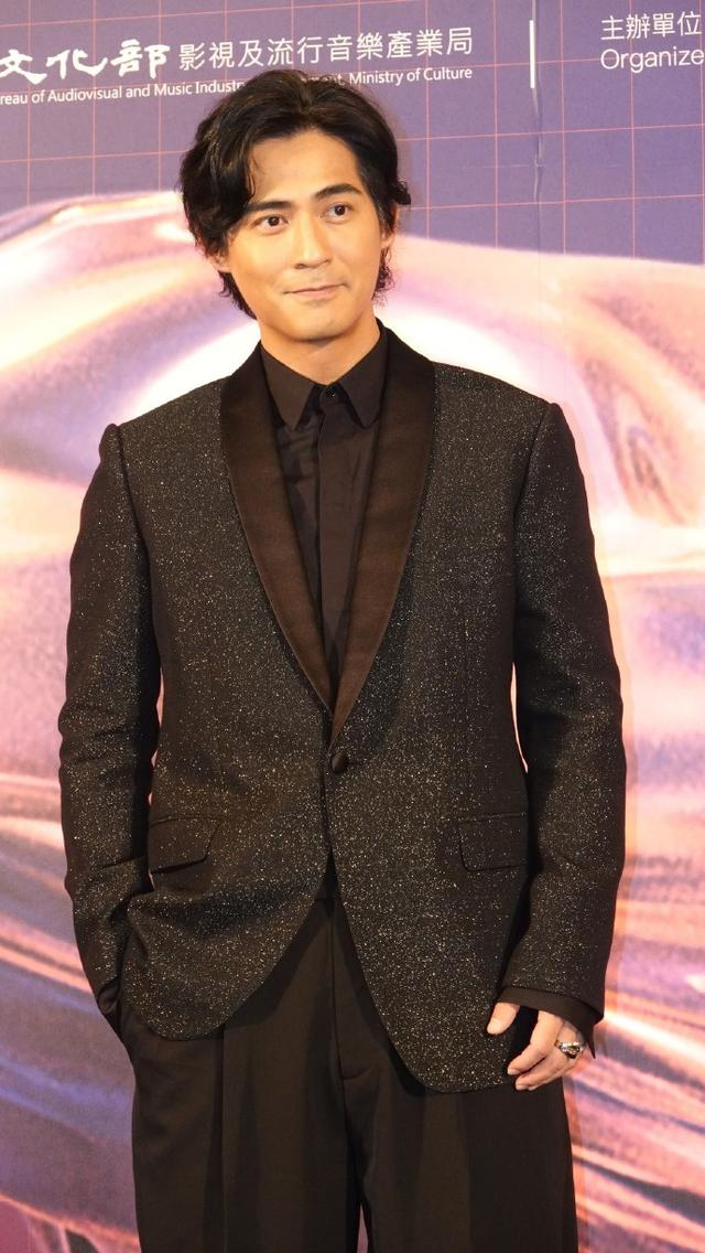 43岁周渝民怎么了?穿搭翻车双下巴明显!旁边的路人颜值也比他高