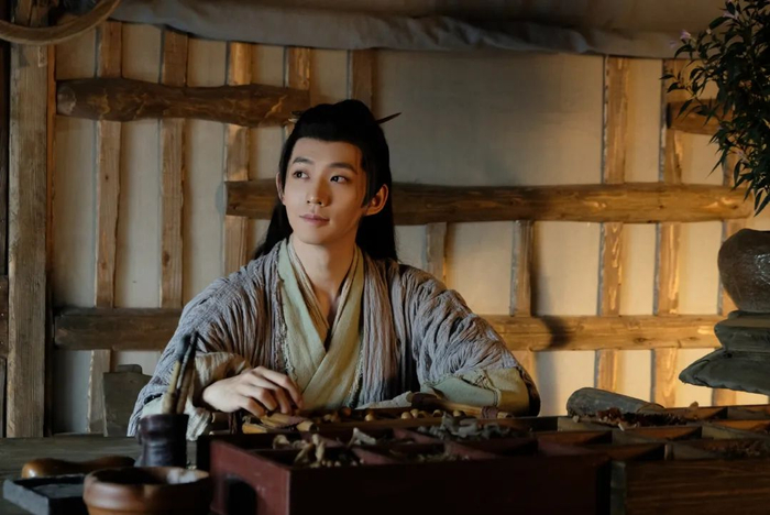 比起如今爱在心口难开的涂山璟，许多观众像小夭一样，更怀念清水镇的叶十七。