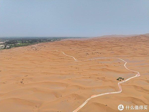 至于官方的库木塔格沙漠景区,要门票,要坐区间车,项目更多但收费更贵