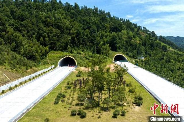 7月10日，江西遂大高速全线16座隧道全部贯通。江西省交通运输厅 供图