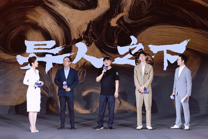 《异人之下》导演乌尔善（中）、主演邬家楷（右二）现场推介影片