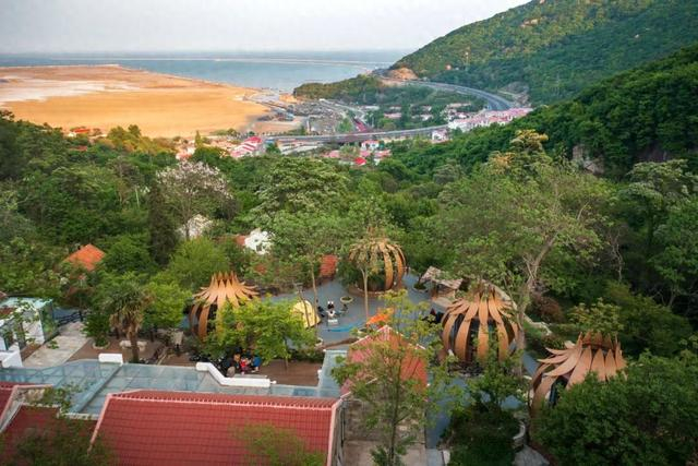 (连云港市委组织部供图)黄窝村养殖工人将牡蛎苗装袋.