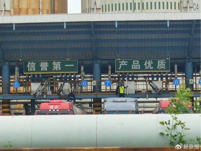 一辆刚卸完煤制油的罐车，驶入中储粮油脂（天津）有限公司，司机爬上罐顶正准备装运食用油。记者 韩福涛 摄/新京报