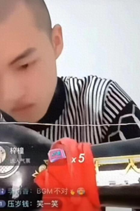 某网红模仿劣迹艺人吴某某。短视频平台截图