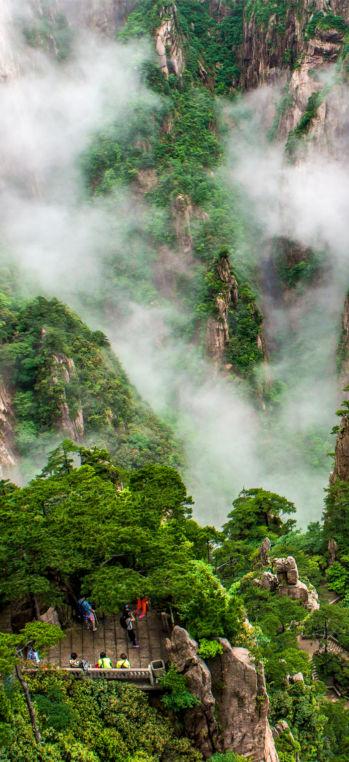黄山峡谷内溪流潺潺水声悦耳脱下鞋袜踏入那清澈见底的溪水清凉的水流