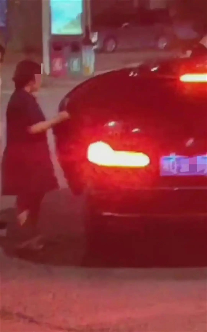 现场的人员及车辆 网络视频截图 