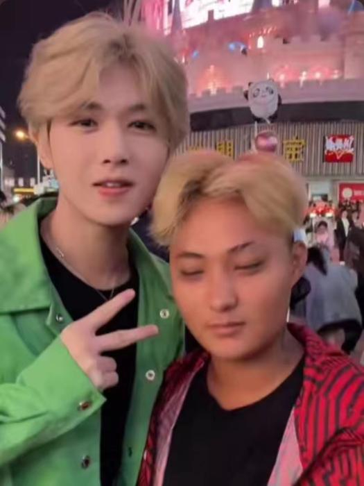 “鹿哈”与“黄子诚”的合影。短视频截图