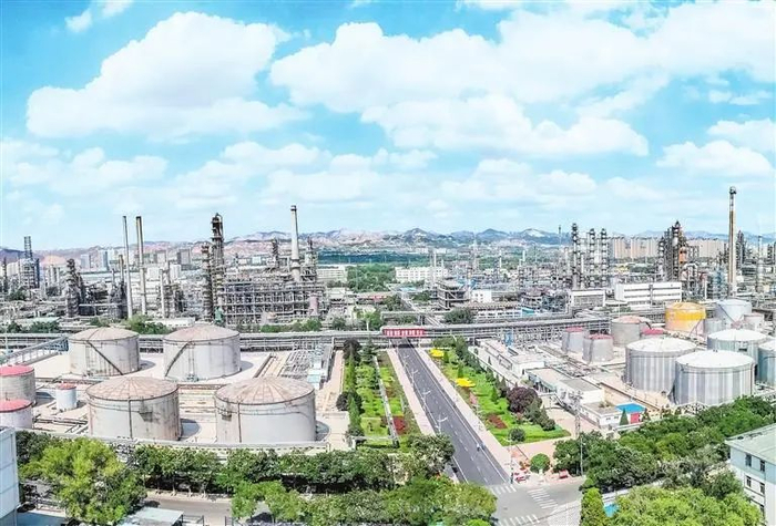 兰州市西固化工园区形成了“石油化工、精细化工、化工新材料”三大主导产业。西固区委宣传部供图