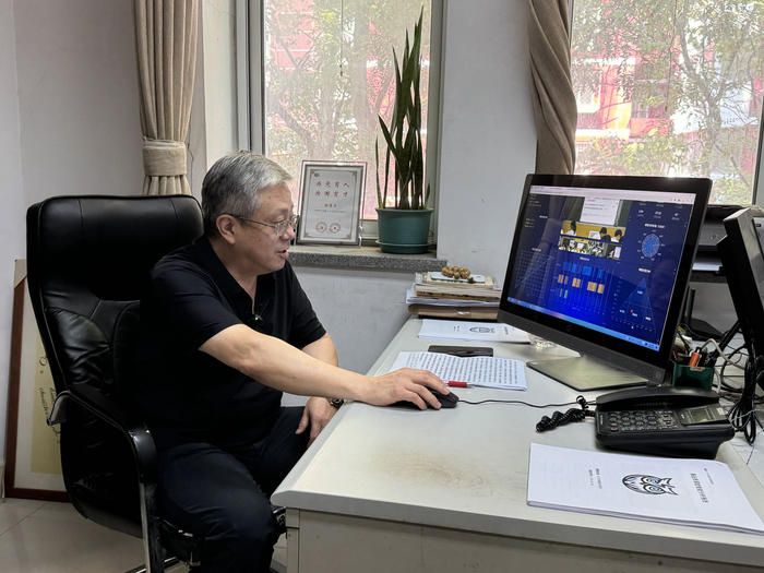 十八中教师张健利用AI平台对课堂的教学情况进行智能分析。新京报记者 徐彦琳摄