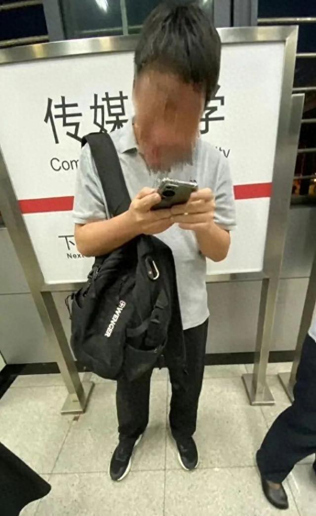 女孩在北京地铁抓色狼，被警方狠狠地点赞！