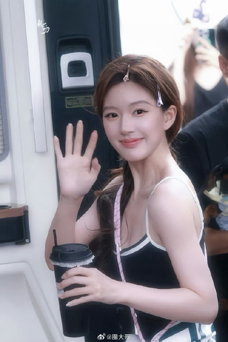 绝了绝了家人们!又是被赵露思性感到的一天啊家人们!