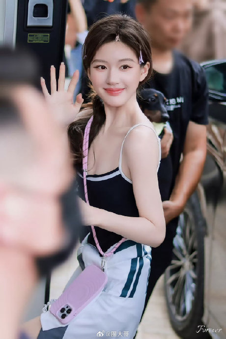 绝了绝了家人们!又是被赵露思性感到的一天啊家人们!