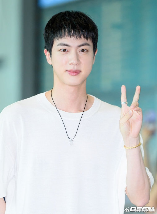 金硕珍新闻图状态好好,他前往法国担任巴黎奥运会火炬手