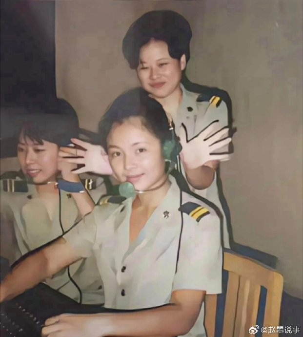 1993年,女演员刘涛在部队时的照片,那时候她刚15岁,她一身军装很是