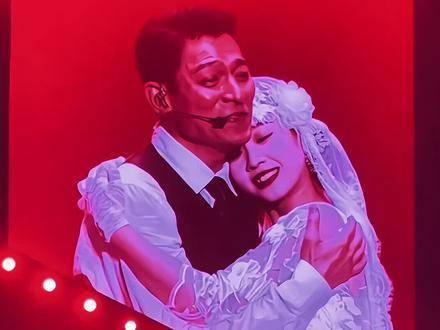 刘德华在上海的音乐会上,深情献唱爱你一万年动情时刻引发万众期待