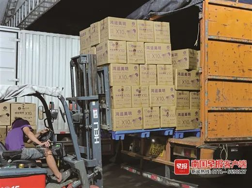 ▲新鲜出炉的月饼被运往市场一线销售。资料图