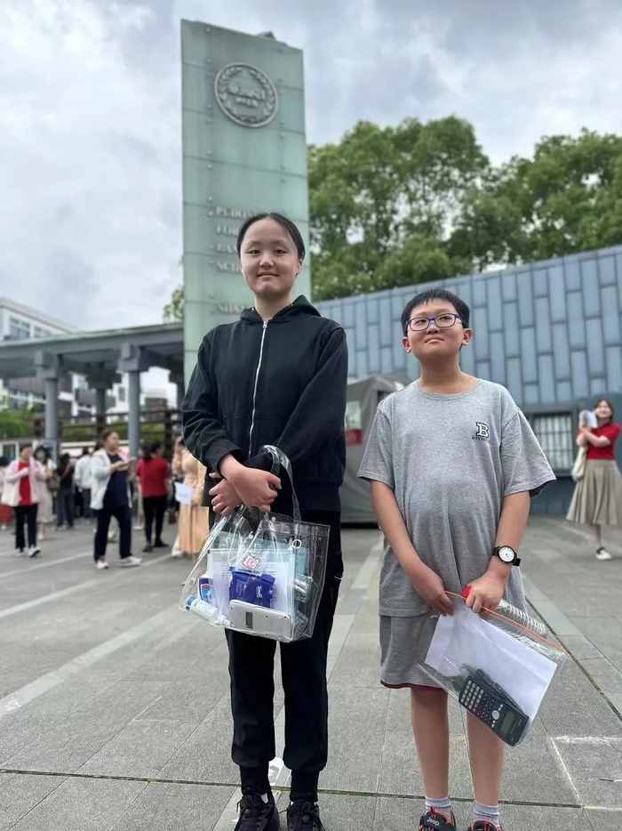 今年高考的两位特殊考生陈如月（左）和刘尧（右）在考场外。