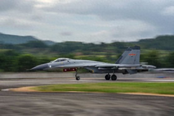 解放军军机资料图。 图自新华社