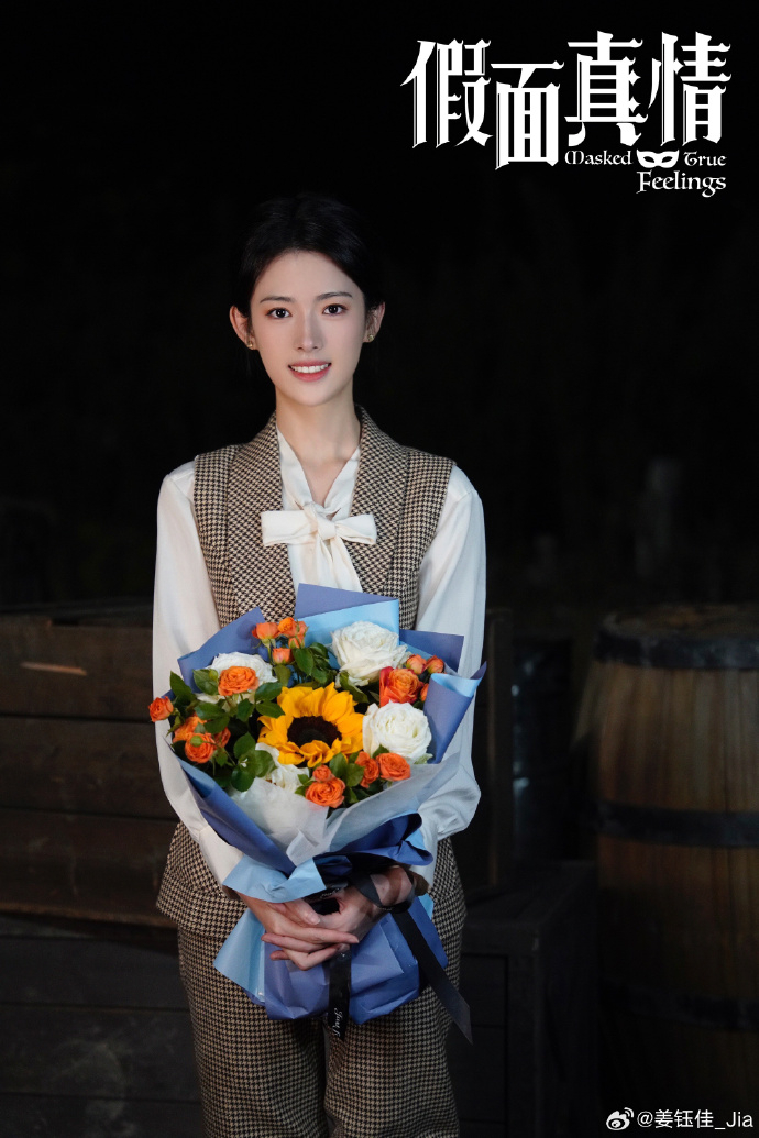 不太会穿高跟鞋的姜钰佳,要演出民国戏里妖娆的旗袍美女,"我一穿高跟
