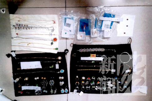 小星为薛某购买的部分物品（首饰） 图源：上海松江检察院