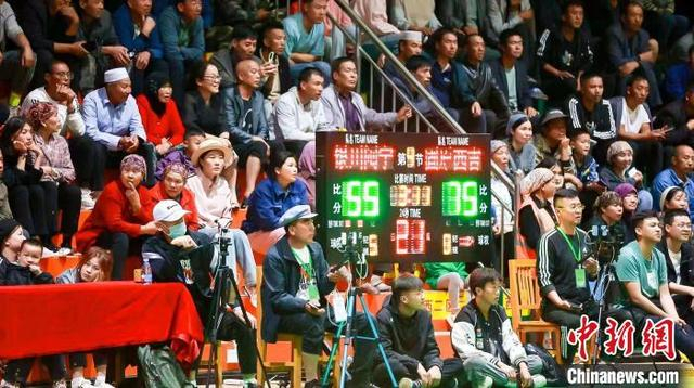 陕甘宁蒙革命老区农民篮球邀请赛期间，农民主播的现场直播成靓丽风景线。 固原市委宣传部 供图