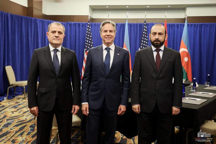 巴伊拉莫夫、布林肯和米尔佐扬在会谈后合影亚美尼亚外交部