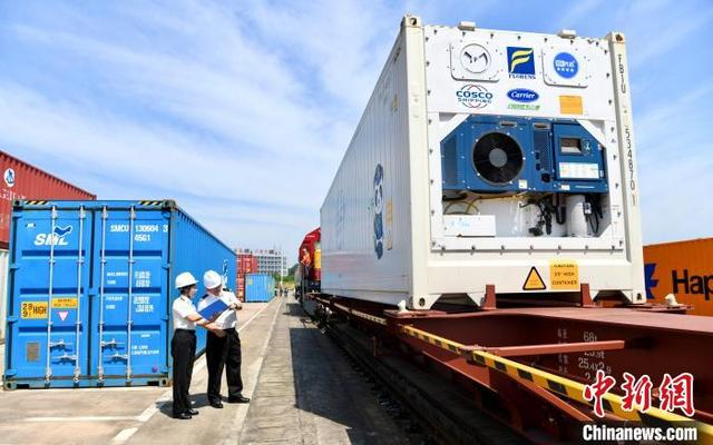 图为江西首列冷链进口榴莲海铁联运班列驶入南昌国际陆港。李悭 摄