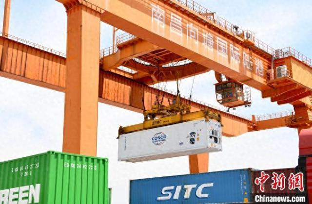 图为江西首列冷链进口榴莲海铁联运班列驶入南昌国际陆港。李悭 摄