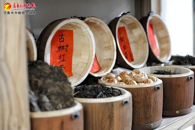 　　7月10日，在水磨沟区汨江源老茶馆里，收藏着各式各样的老茶，这些茶叶经过岁月的洗礼，带着独特的香气。记者雷婷摄