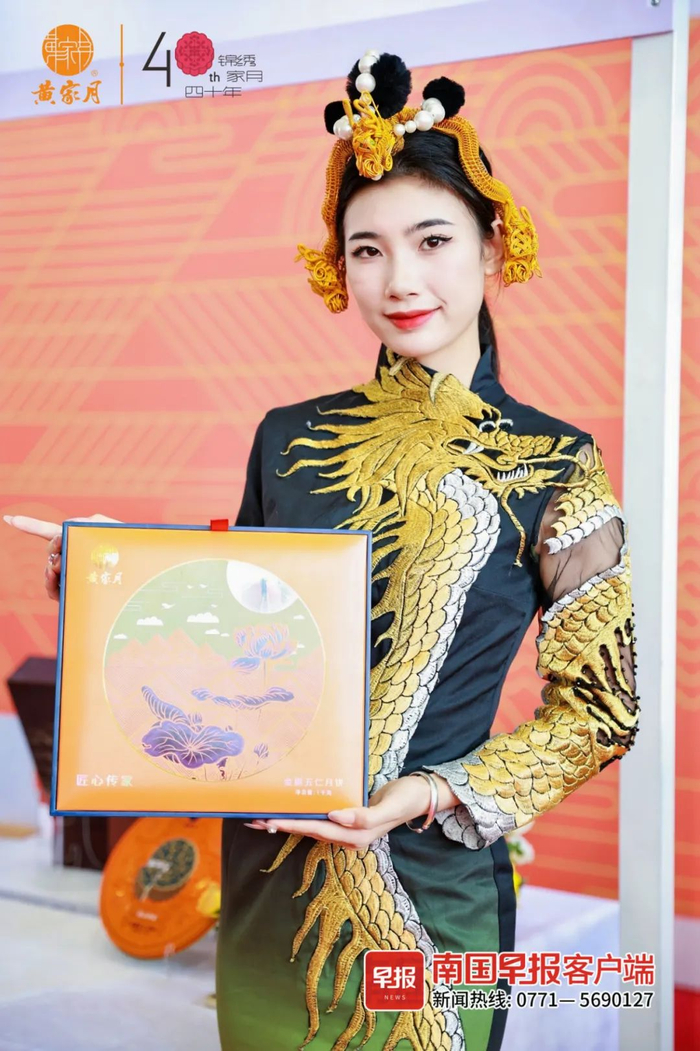 ▲黄家月结合市场需求推出新款月饼包装。