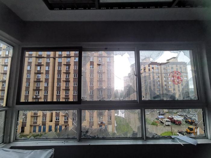 李爱竹家被损毁的阳台玻璃窗。本文图片均为 澎湃新闻记者 陈蕾 图