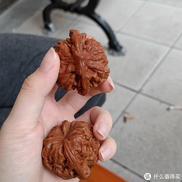 其中最出名的官帽核桃之一是"麒麟纹大官帽",也被人称作"王勇大官帽".