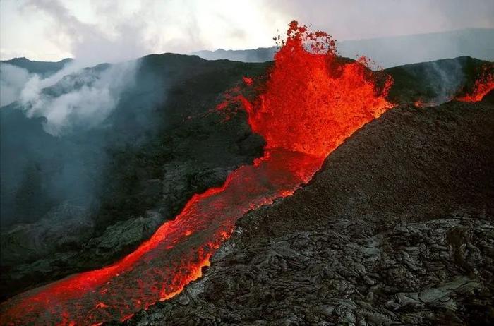 裂隙式火山喷发图片