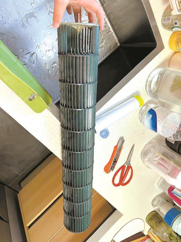 居民展示空调内部损坏情况