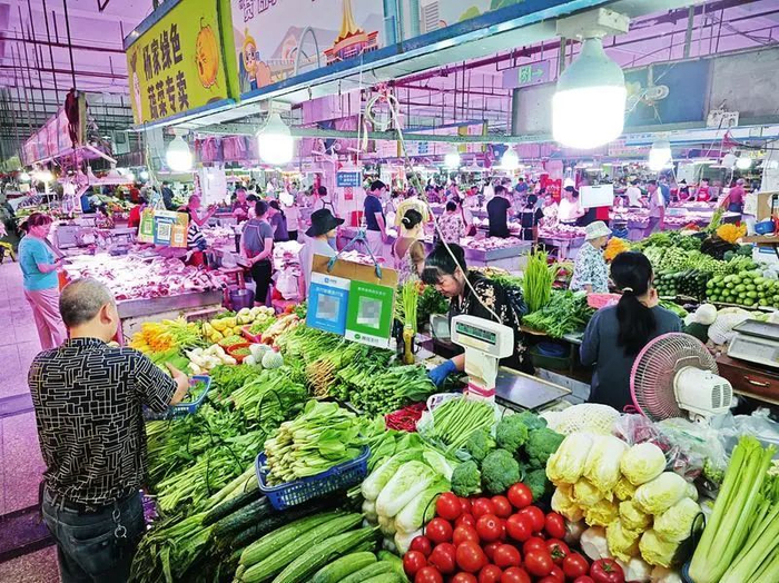 清晨,市场繁忙起来,车来车往,熙熙攘攘,当地人以备货,买菜等方式"打卡