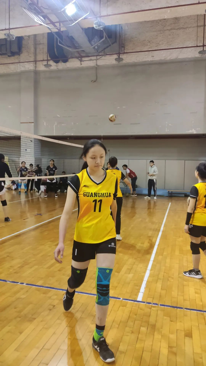 排球场上的陈如月英姿飒爽。