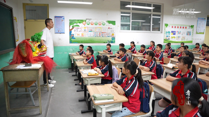 近日,河北省保定市徐水区南北里小学聘请当地民间舞狮艺人走进校园