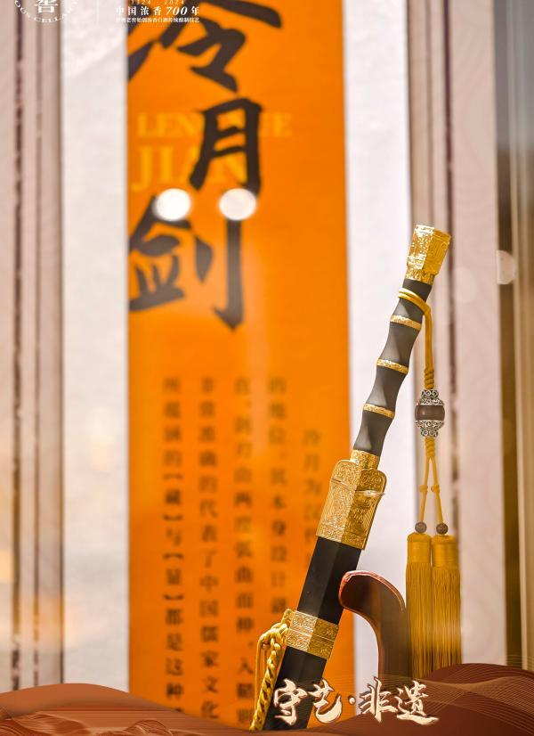 上海豫园展"守艺·非遗":看龙泉宝剑,云锦龙袍与海派篆刻