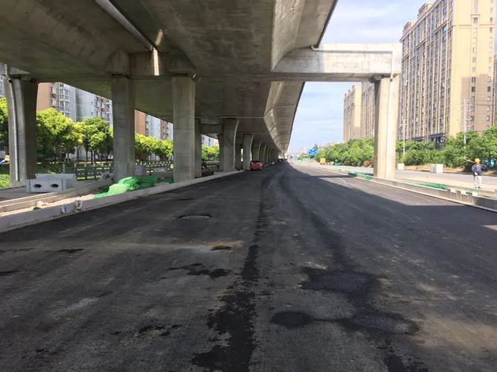 由此向西,快速路地面人行道和慢车道已完成基础施工,等待沥青摊铺.