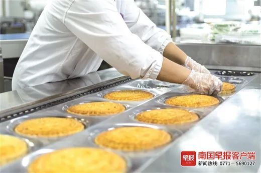 ▲黄记玥亮工厂内，工人在制作传统大月饼。资料图